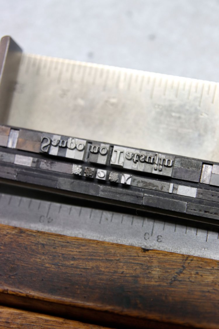 ステッキという金属のケースに組まれるのは、“散歩の達人”の日本語とローマ字。