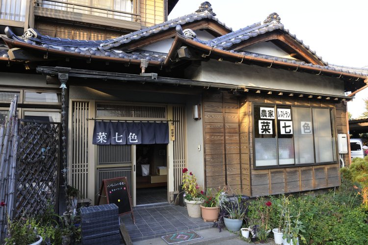 母屋の座敷がお店。玄関では、トマトや米なども販売している。