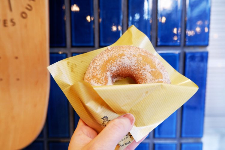 揚げたてドーナツ（テイクアウト）330円。