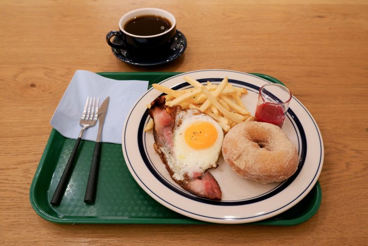 揚げたてドーナツ330円+フライドポテト200円+ベーコンエッグ300円。