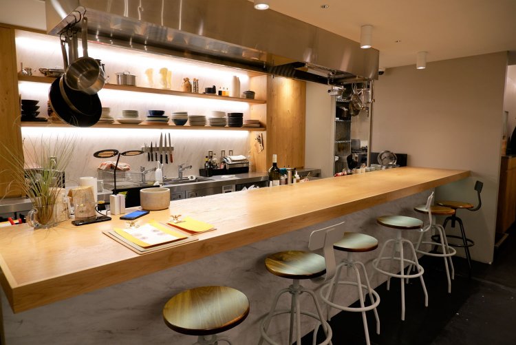 広い店内の一部にはオープンキッチンも完備。