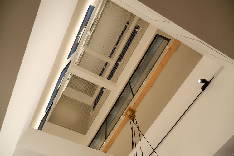 吹抜けを設けることで、上階の客室に開放感をプラスした。