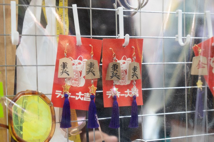 後藤さんのブランド「ラッキー大吉」のピアス。身に着けると一歩ずつ前進できそうな気がする。