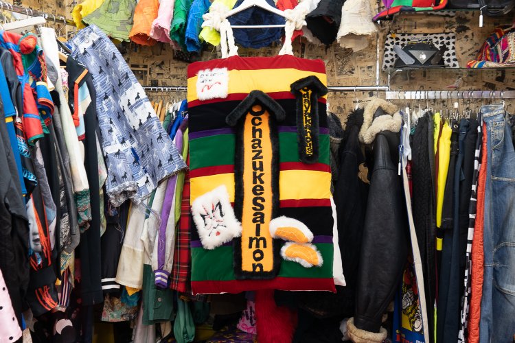 見覚えのある気がするワンピースは6万8000円。着ぐるみを作る仕事をしながらオリジナルの服を作る「odayaka」のもの。