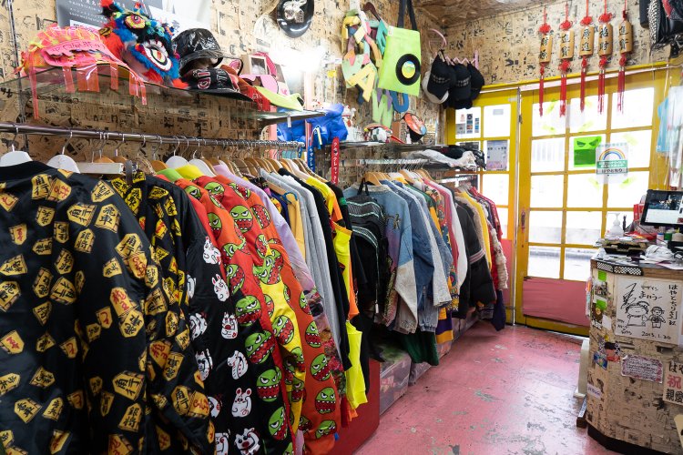 将棋の駒をモチーフにしたMA1ブルゾンは自信作。