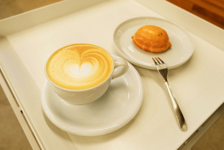 優しい飲み口のカフェラテとレモンケーキ。