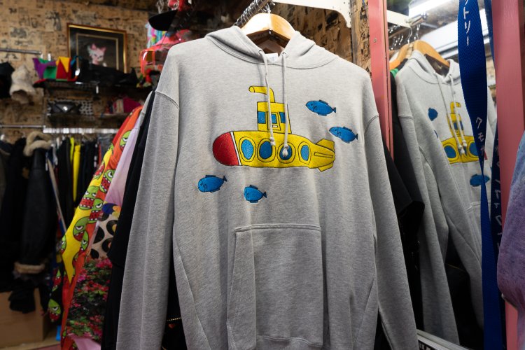 大阪の障害者福祉施設で働くデザイナーが作っている「PALETTE」の刺繍入りスウェット。絵柄は福祉施設で作業する方によるもの。