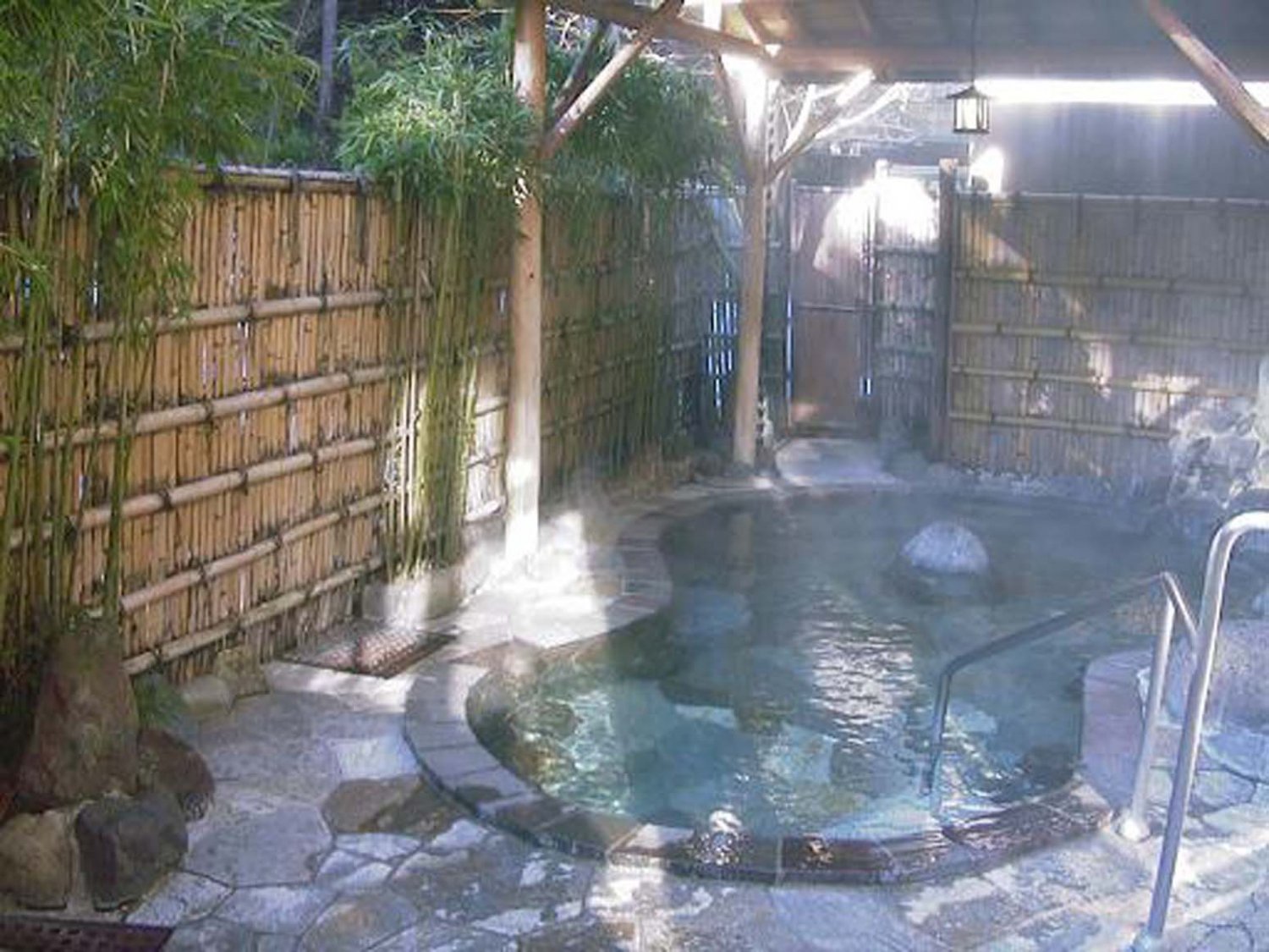 落ち着いた造りになっている「美人の湯」の露天風呂。