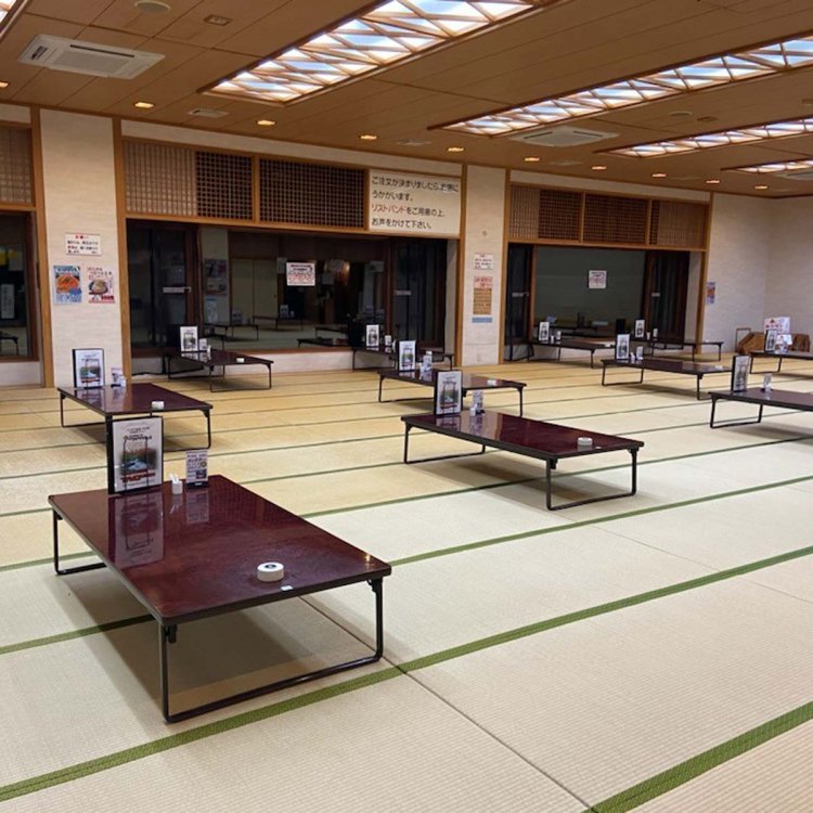 広々とした大広間で、食事を楽しもう。