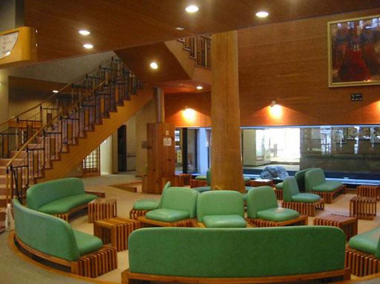 広く開放的なロビーには印象的な緑色のソファーが並ぶ。