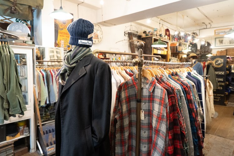 広い店内には、ラックにぎっしり洋服が並ぶ。