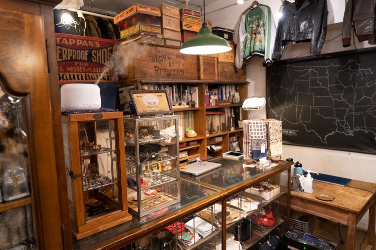 カウンター周辺は古いカタログなどが揃っていて、ここでCMが撮影されたことも。