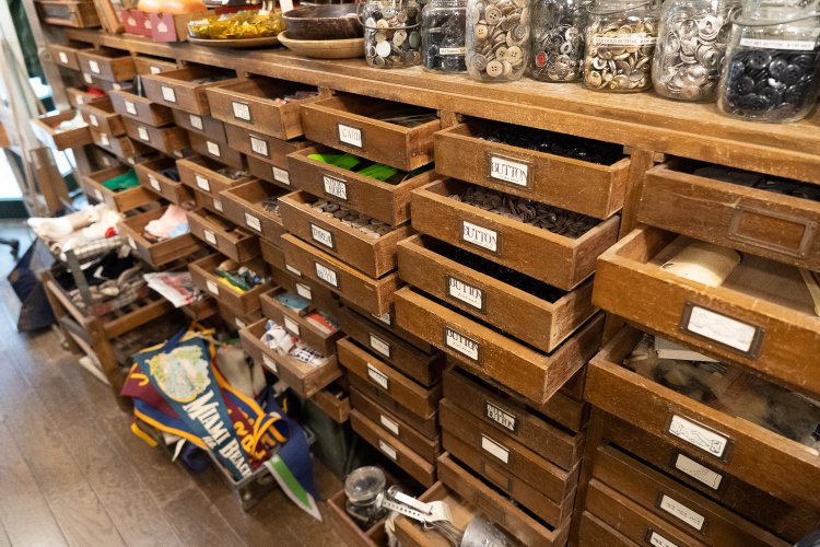 引き出しの中にも小物がぎっしり。近所の古着屋さんが足りないボタンを買いに来たりもするそうだ。