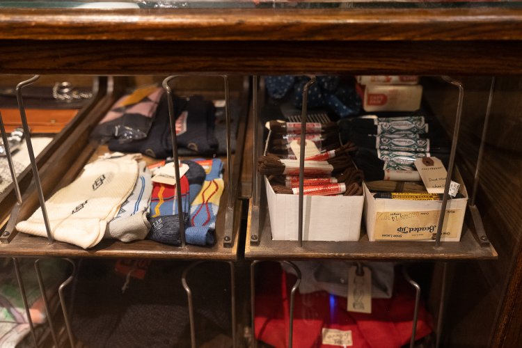 カウンター下のキャビネットには、デッドストックの靴紐なども並ぶ。