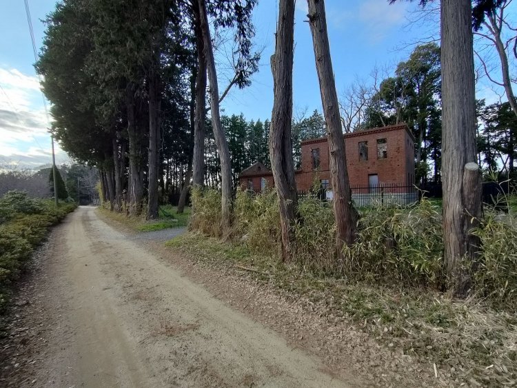 バイパス道路から農道へ分け入り、細い道を進むとレンガ造りの廃屋が現れる。西洋館だ。