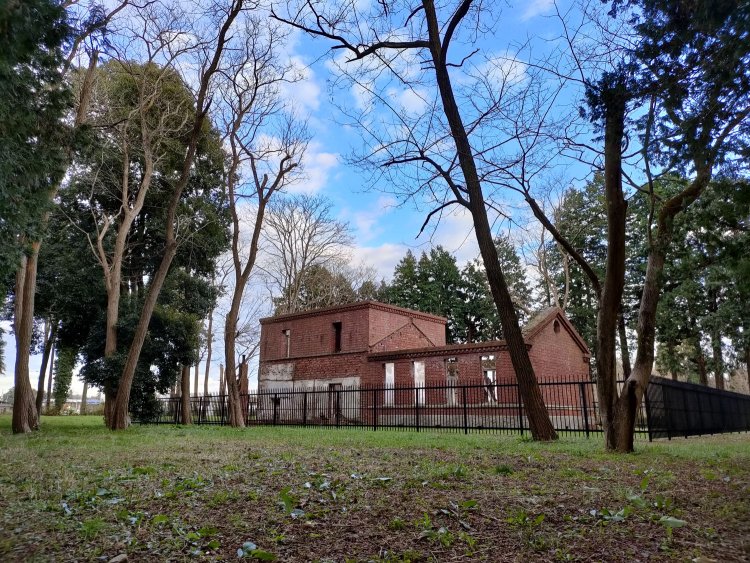 西洋館全景。放置状態のときは笹や低木が茂っていたそうだ。保存整備により全景が拝める。