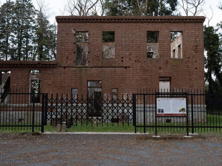 エントランス部分。正面の窪んだ箇所にバルコニーがあったという。竣工時の写真が説明板にあるので見比べられる。