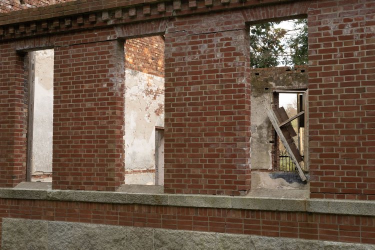 裏手に回ってみる。こちら側は蚕室の廊下であったようだ。窓枠もすっかり朽ちている。