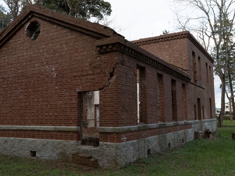 扉部分や梁部分のレンガ装飾にも目がいく。細部にまで凝った造りであった。地震によりクラックが生じてしまっているので、早めの修繕が必要である。