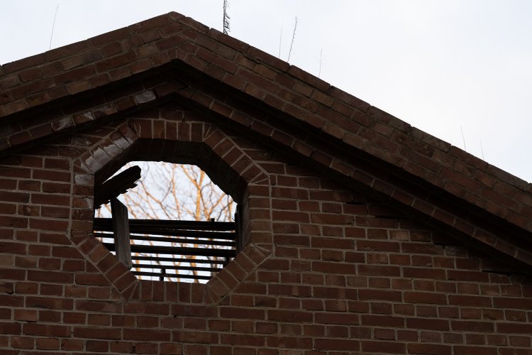 蚕室の換気窓（あるいは明かり取り窓）。八角形なのが面白い。