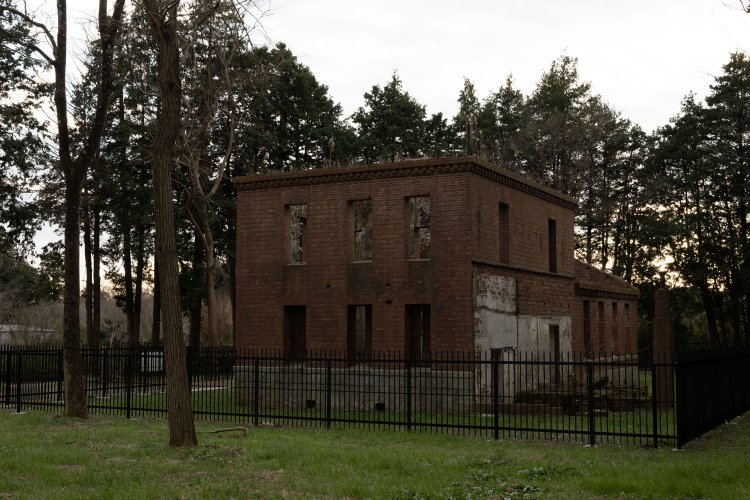 裏側はトイレ、浴室、台所となっていた。煙突が確認できる。