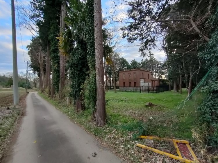 先ほどとは違うもう一本の小道から。竹内農場はこの周囲に広がっていた。現在は地元農家の畑が広がり、墓地と住宅が点在している。