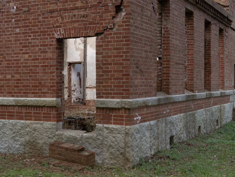 蚕室であった部分。中は荒れ放題のようだが確認はできない。レンガの積み方はオランダ積みである。