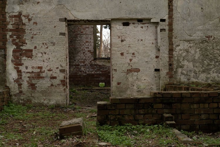 台所であった場所。奥の部屋がリビングである。