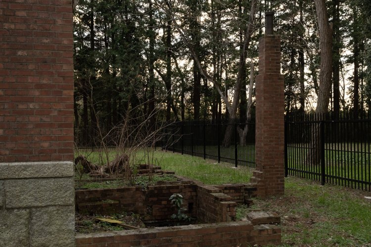 手前が台所で煙突のある部分が浴室。奥がトイレ。