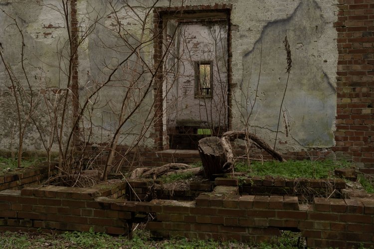 トイレ部分。調度品が盗まれたときは便器も無く、最後の住人は板を置いて用を足していたという。