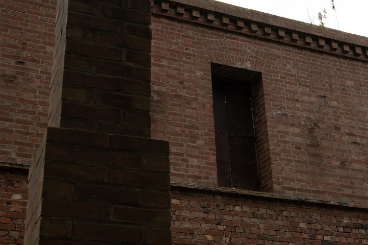 西洋館の雨戸は鉄製だったようだ。かろうじて残存する。