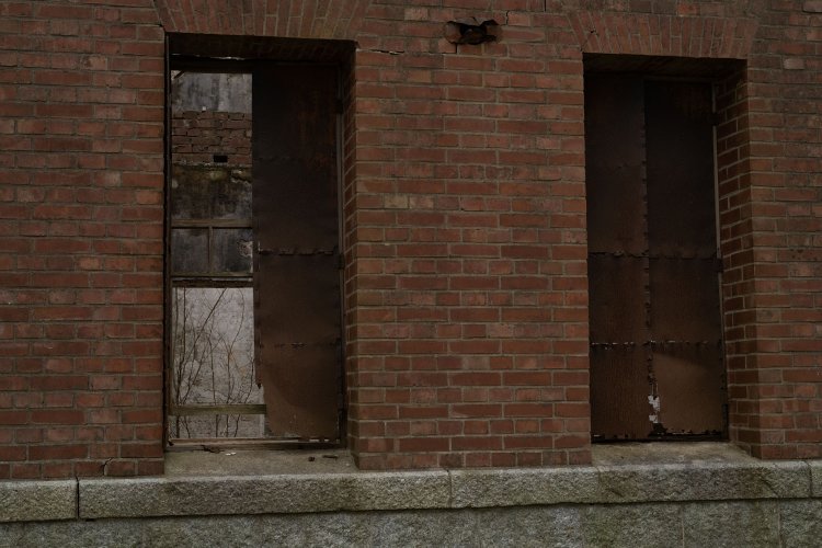 窓枠も辛うじて残る。ここはリビングであった。