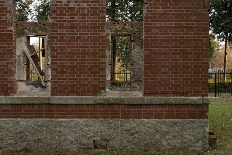 蚕室の裏手。窓枠や屋根は朽ちたが白御影石とレンガ壁面は頑丈に残っている。