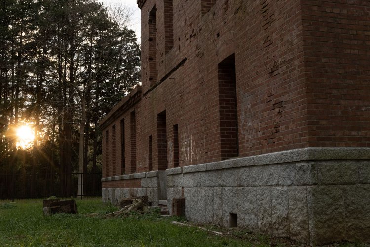 訪れた日は冬至。日の入りは早く、木々から差し込む夕日の淡い光が西洋館を照らす。