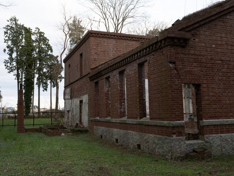 裏手側。柵越しでも十分に観察できる。トイレなどがあった部分は木造の建屋に覆われていた。
