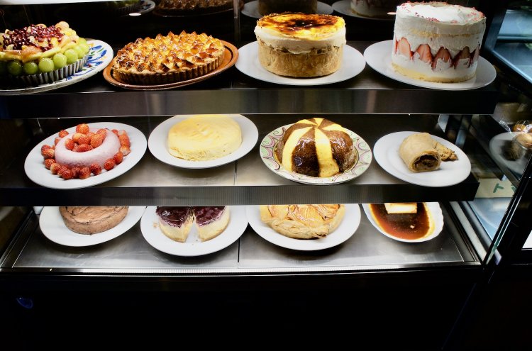 心が躍る豊かなバリエーションのケーキは、製菓学校出身の小俣さんならでは。