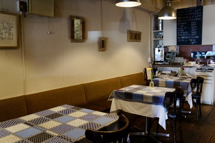 明るくさやわかな店内。青の素朴なクロスが、家庭的な食堂の雰囲気を醸し出している。