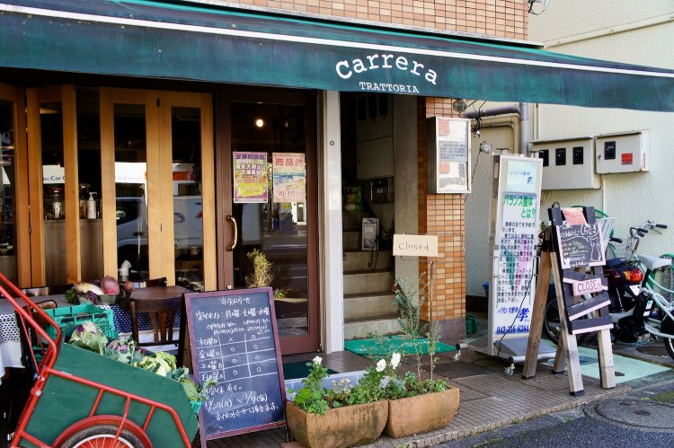 鮮やかなグリーンのテントが目印。ガラス張りで開放感の感じられる店頭。