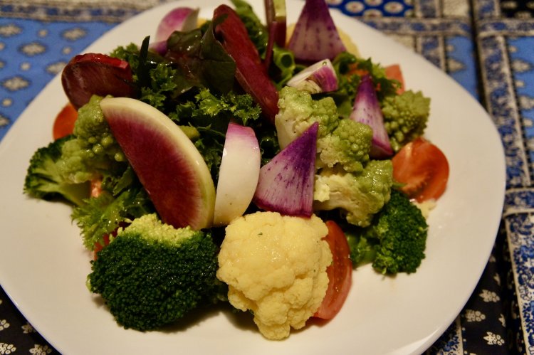 小坂農園さんのサラダ1400円。グループや家族でシェアしても満足度が高いほどのボリューム。