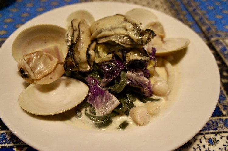 よもぎ入りタリオリーニ カキとハマグリと小柱、白菜のクリーム1900円。魚介はシーズンによって変化する。