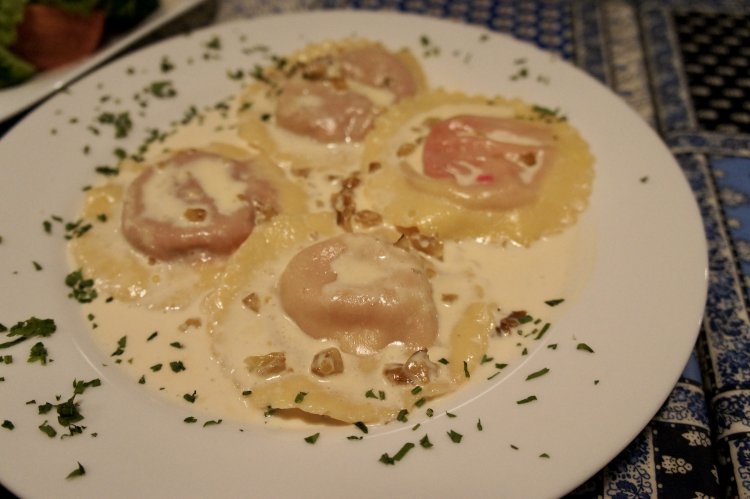 リコッタチーズとビーツ、胡桃のラビオリ1900円。鮮やかなビーツが練り込まれた濃厚なリコッタチーズと胡桃のソースの味わいが抜群。