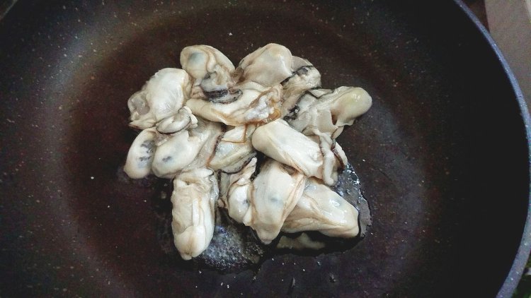 牡蠣を炒める