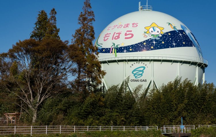 球状の側面には夏の風物詩・茂原七夕まつりと市のマスコットキャラクター“モバりん”が描かれている。