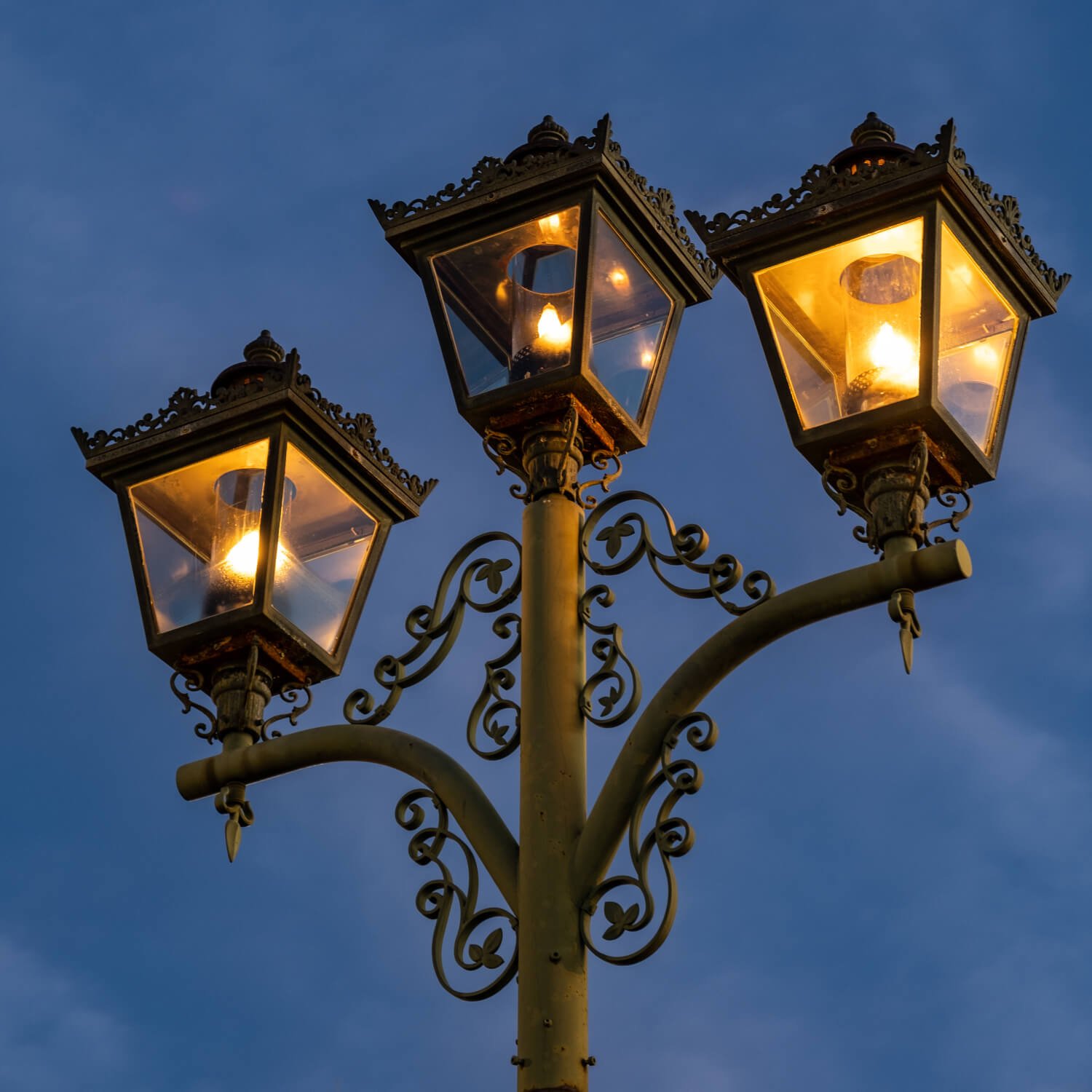 茂原駅東口側のガス燈。南口側には意匠の異なるガス燈が立つ。