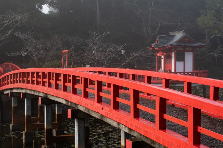 弁天湖に浮かぶ弁天堂。8本の手を持つ弁財天が祀られている。