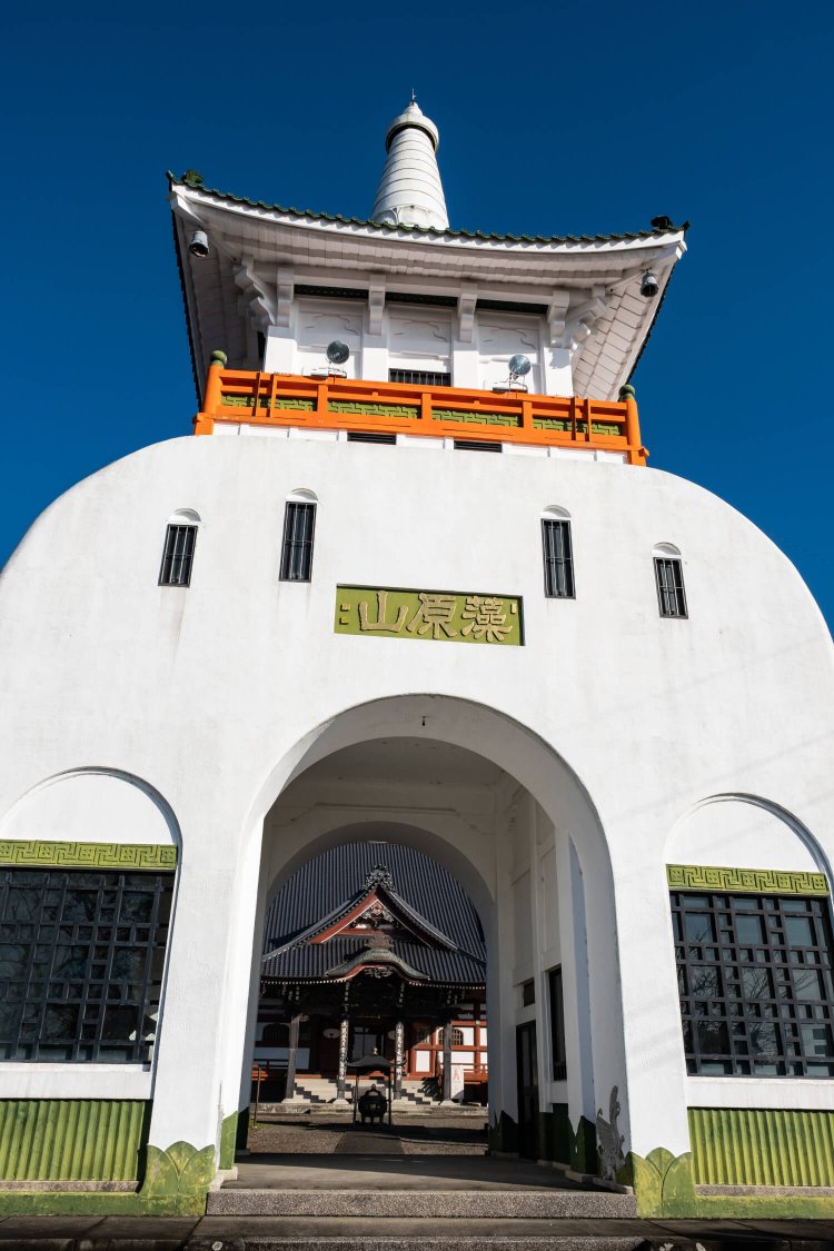 高さ25mの多宝塔式山門。
