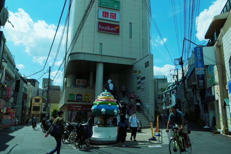 演劇やライブハウス、数多くの飲食店がひしめく下北沢の街並み。