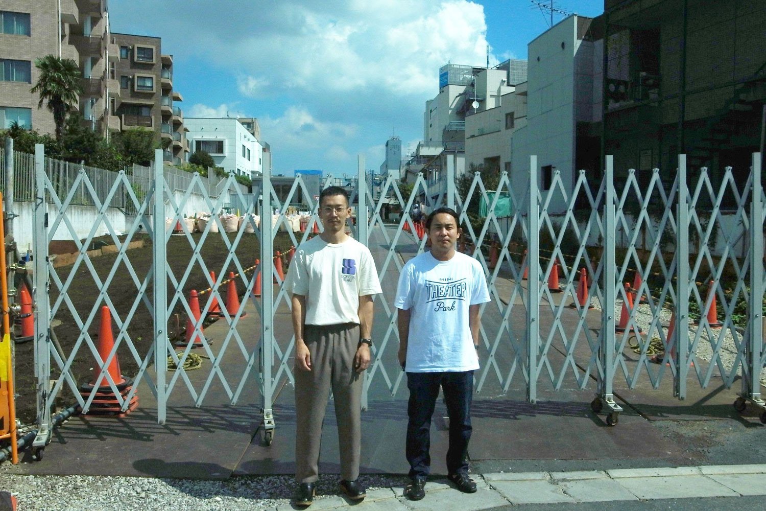 『K2』の入居する「（tefu）lounge」施工中の様子を背景に立つ、大高さん（右）と、共同運営メンバーの北原豪さん。