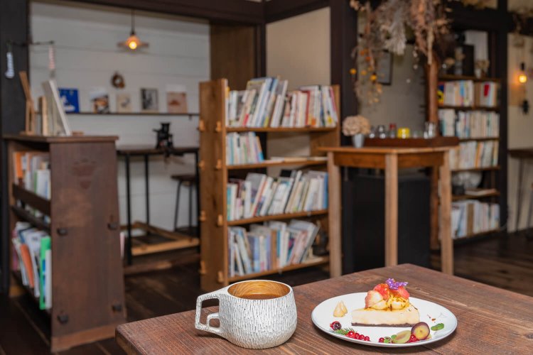 見た目も楽しいスイーツ（右）は通常7種ほど（各450円）。ドリンクとセットの場合は50円引きになる。