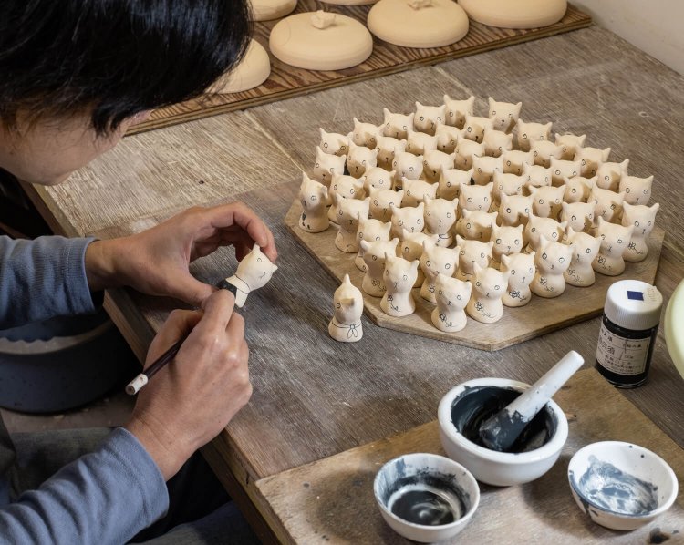 猫の置物を下絵付け中のRachel Omeletさん。作品はギャラリーやイベントで販売（入手先はInstagramで逐次告知）。